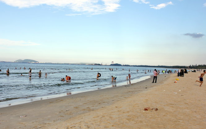 Bãi biển Khe Hai với bãi cát dài và rộng – Ảnh: VÕ QUÝ CẦU