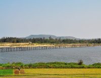 Đây là cây cầu gỗ được xem như dài nhất Việt Nam hiện nay với chiều dài khoảng 700m. Toàn bộ cầu phần lớn đều được dựng lên bằng gỗ và tre, duy chỉ có đinh tán hay ốc vít nối các đoạn tre, mảnh gỗ lại với nhau là được làm bằng sắt nên cầu sở hữu một vẻ đẹp rất đơn sơ, mộc mạc.